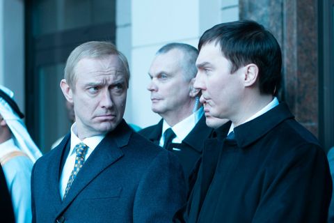 Gewagtes Thema: "Der Magier im Kreml" erzählt eine fiktionalisierte Version davon, wie Wladimir Putin an die Macht kam. Die Hauptrollen spielen Jude Law als Putin (links) und Paul Dano als dessen Berater Wadim Baranow.