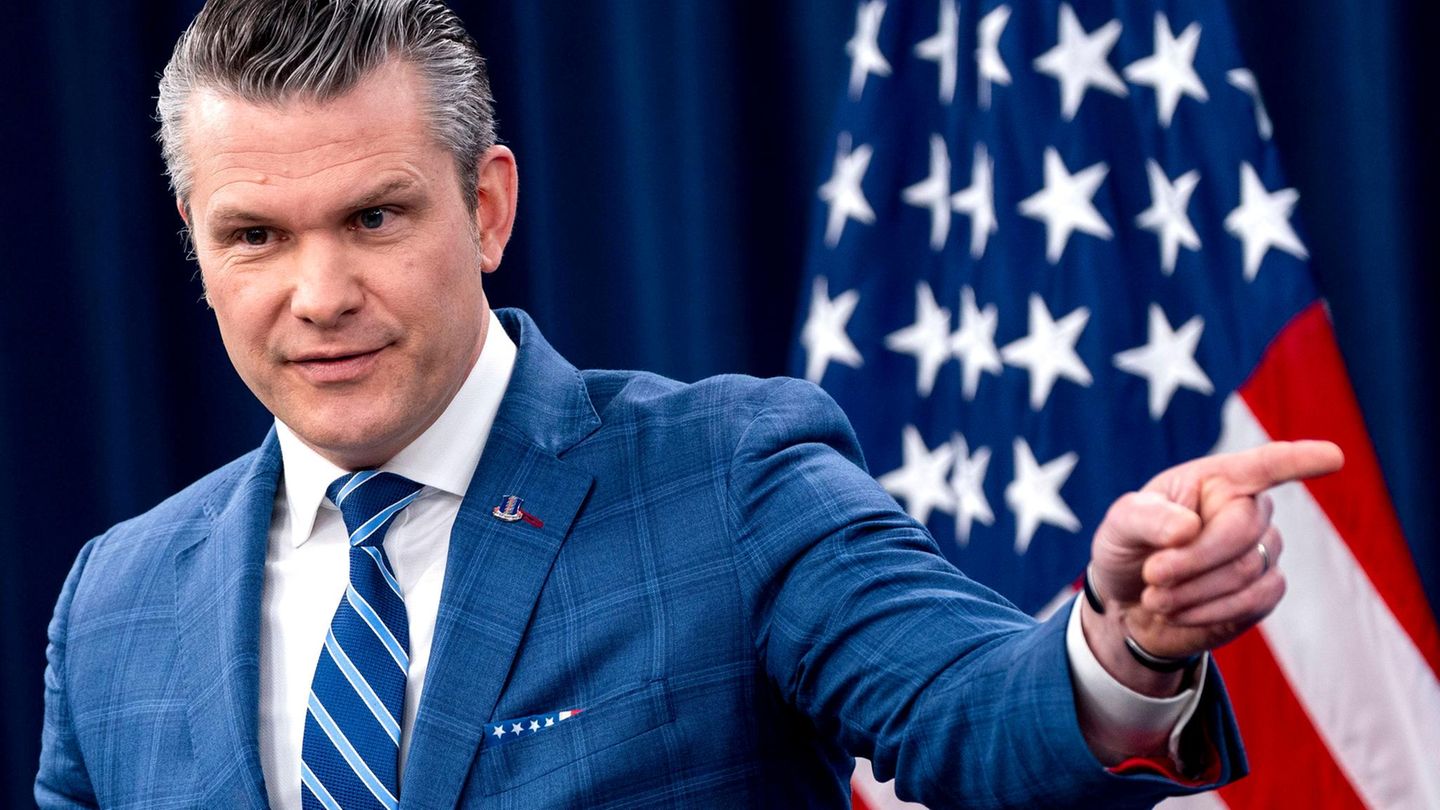 „Können keine Raketen mehr bauen“ : Hegseth singt Lobeshymne auf „historischen Sieg“ im Iran