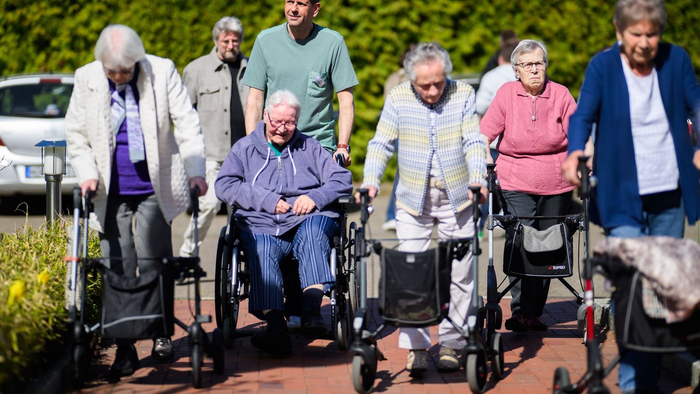 Während des Denkspaziergangs begleitet Lies die Anwohner der Residenz. Foto: Julian Stratenschulte/dpa