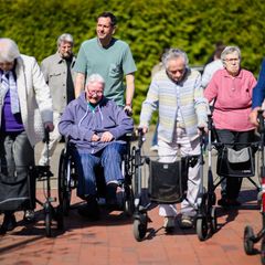 Während des Denkspaziergangs begleitet Lies die Anwohner der Residenz. Foto: Julian Stratenschulte/dpa