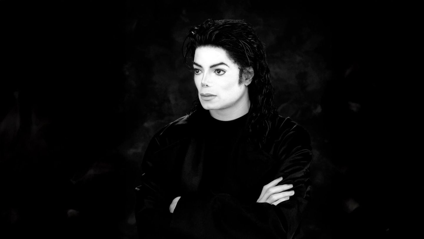 Michael Jackson mit verkreuzten Armen
