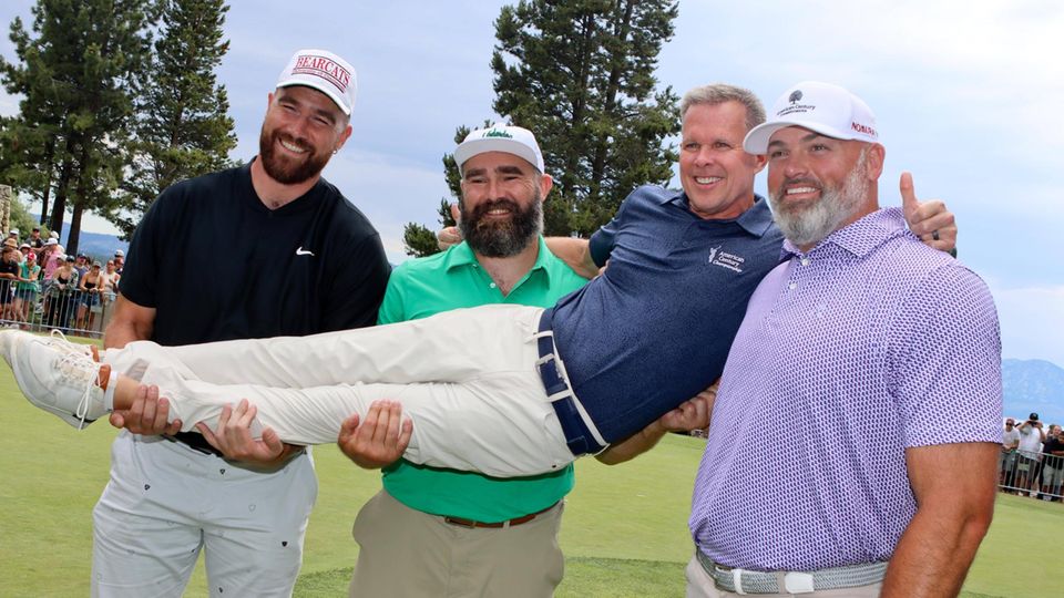 Taylor Swifts Zukünftiger Travis Kelce mit Bruder Jason auf dem Golfplatz