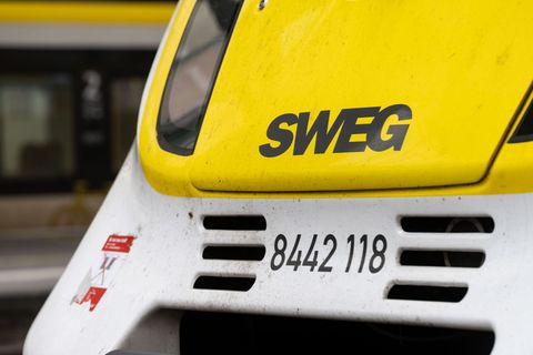 Ein Regionalzug ist an dem Bahnübergang gegen die Betonteile geprallt. (Archivbild) Foto: Marijan Murat/dpa