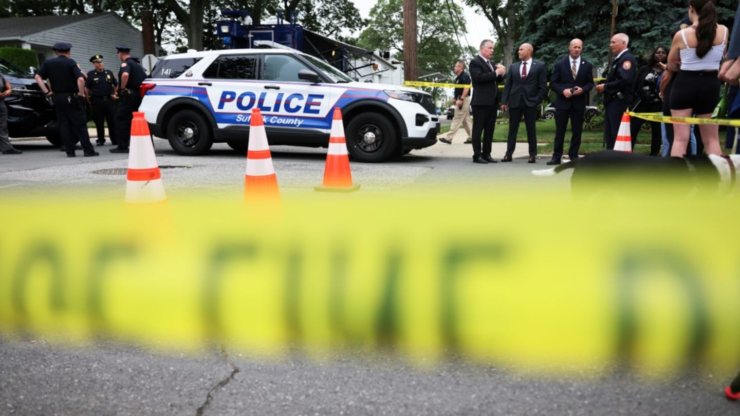 Polizei am Haus des Verdächtigen