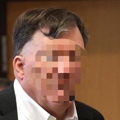 Rex Heuermann (r.) mit seinem Anwalt Michael J. Brown im Jahr 2023. Ihm werden mehrere Morde auf Long Island zur Last gelegt