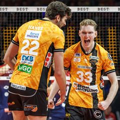 Jake Hanes (l) und Fedor Ivanov zogen mit den BR Volleys ins Playoff-Halbfinale ein. (Archivbild) Foto: Andreas Gora/dpa