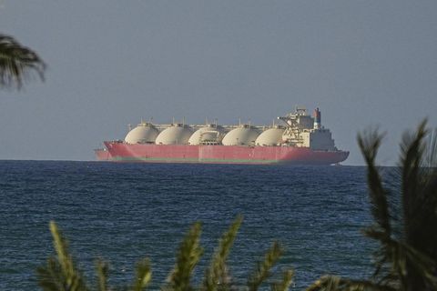 Ein Blick von der Küste Omans aus auf die Meeresenge von Hormus, wo für eine kurze Zeit wieder Tanker und Frachtschiffe fuhren