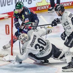 Angreifer Marcel Noebels erzielte beim Sieg der Eisbären Berlin im ersten DEL-Halbfinale gegen die Kölner Haie das 3:1. Foto: An