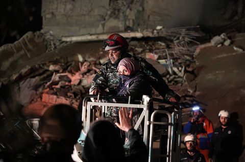 Eine Frau, die nach einem israelischen Luftangriff aus einem zerstörten Gebäude in Beirut gerettet wird. Foto: Emilio Morenatti/