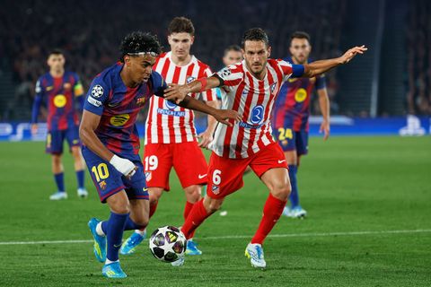 Lamine Yamal (links) und der FC Barcelona lieferten sich ein hitziges Duell mit Atlético Madrid. Foto: Joan Monfort/AP/dpa