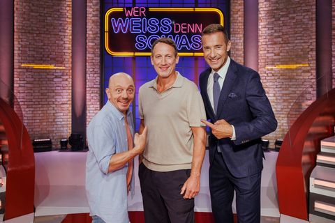Bernhard Hoëcker (links) und Wotan Wilke Möhring (Mitte) haben an einem XXL-Abend drei Raterunden zu bestreiten. Es moderiert Kai Pflaume.