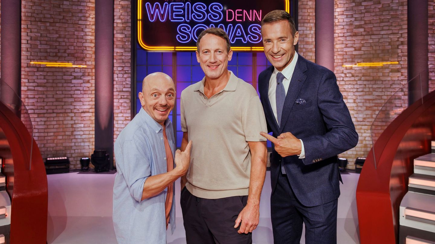 Bernhard Hoëcker (links) und Wotan Wilke Möhring (Mitte) haben an einem XXL-Abend drei Raterunden zu bestreiten. Es moderiert Kai Pflaume.