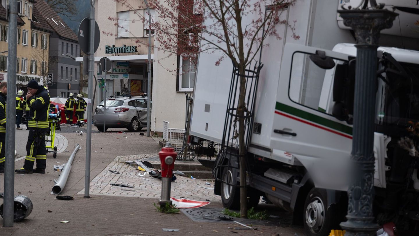 Lastwagen außer Kontrolle: Nach Lkw-Unfall in Schramberg: Ermittlungen gegen Fahrer