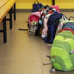 Elf Schulen in Thüringen wollen sich zu Familienschulzentren entwickeln. (Symbolbild) Foto: Bodo Schackow/dpa