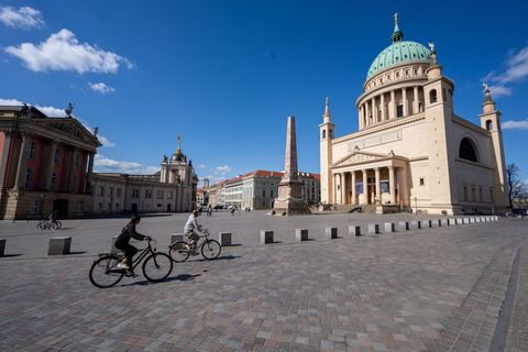 Der Alte Markt mitten in Potsdam ist wegen Dreharbeiten gesperrt (Archivbild). Foto: Soeren Stache/dpa