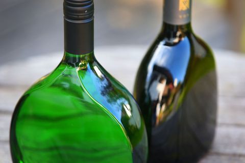 Nur Frankenweine dürfen in einen Bocksbeutel gefüllt werden. (Archivbild) Foto: picture alliance / Karl-Josef Hildenbrand/dpa