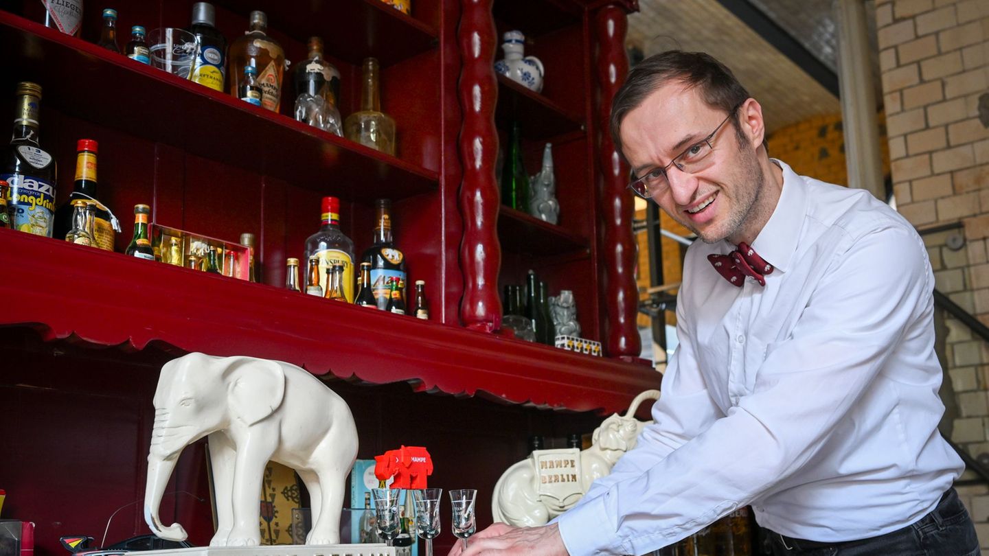 Löhlein übernahm 2020 die Mampe Manufaktur. Foto: Jens Kalaene/dpa