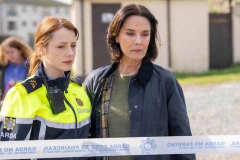 "Der Irland-Krimi: Die Tote am Fluss": Sarah Kelly (Róisín O'Donovan, l.) und Cathrin Blake (Desirée Nosbusch) stehen am Tator