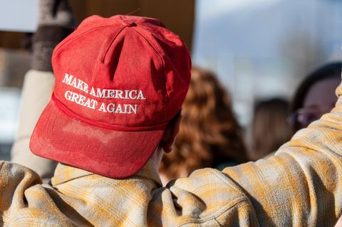 Ein Trump-Unterstützer mit „Make America Great Again“-Kappe.