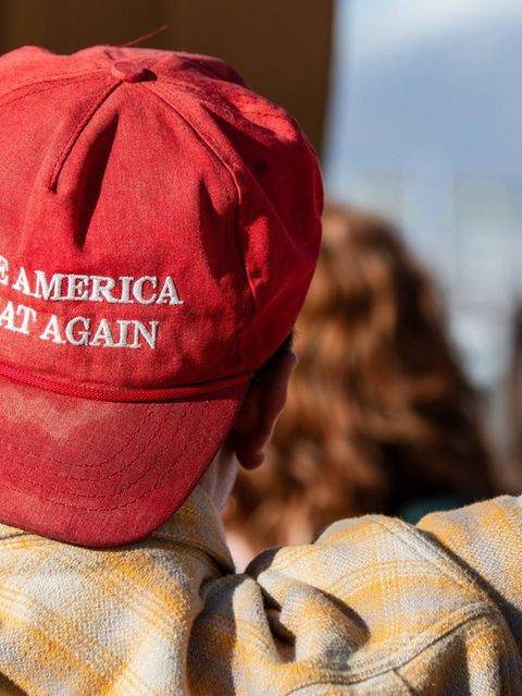 Ein Trump-Unterstützer mit „Make America Great Again“-Kappe.