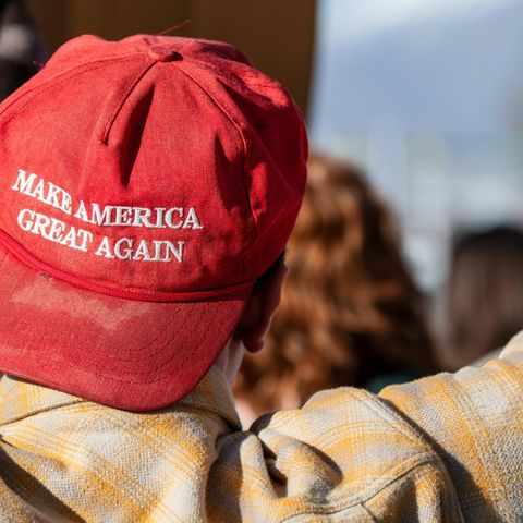Ein Trump-Unterstützer mit „Make America Great Again“-Kappe.