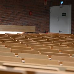 Für den "Offenen Hörsaal" dürfen hier auch Nicht-Studierende Platz nehmen. (Symbolbild). Foto: Niklas Graeber/dpa