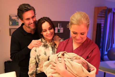 In der Folge "Muttergefühle" betreut Hebamme Lena Lorenz (Judith Hoersch, rechts) das Paar Jan (Tom Beck) und Katina Wolff (Mina