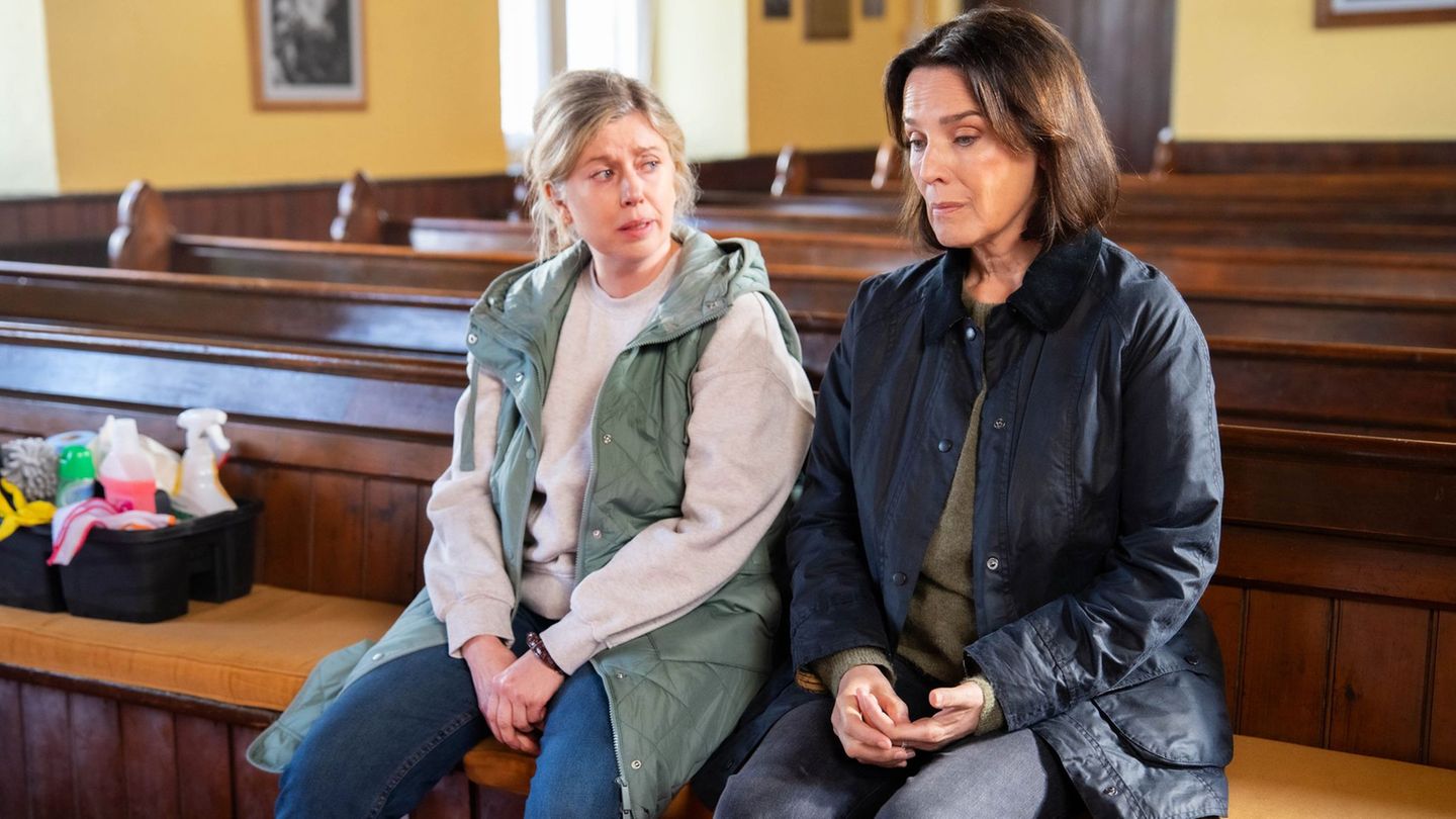 Cathrin Blake (Désirée Nosbusch, rechts) trauert mit Claire Hayes (Lesley Conroy), deren Tochter ermordet wurde. Foto: Matthias