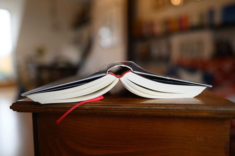 Das Ehepaar wollte eine Büchersammlung verkaufen. (Symbolbild) Foto: Robert Michael/dpa