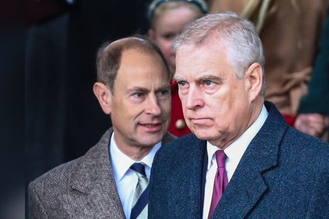Ex-Prinz Andrew (r.) kann offenbar noch immer auf die Unterstützung seines Bruders Prinz Edward zählen.