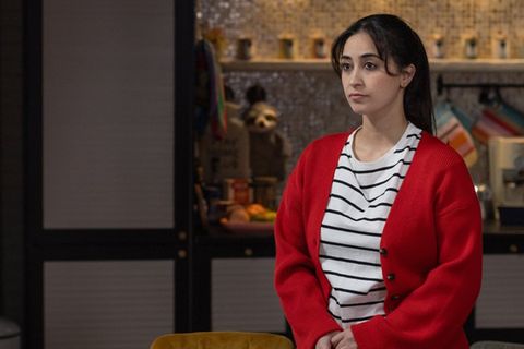 "Unter uns": Esma ahnt, dass Viviens Mutter Tobias' neuer Beziehung ablehnend gegenübersteht.