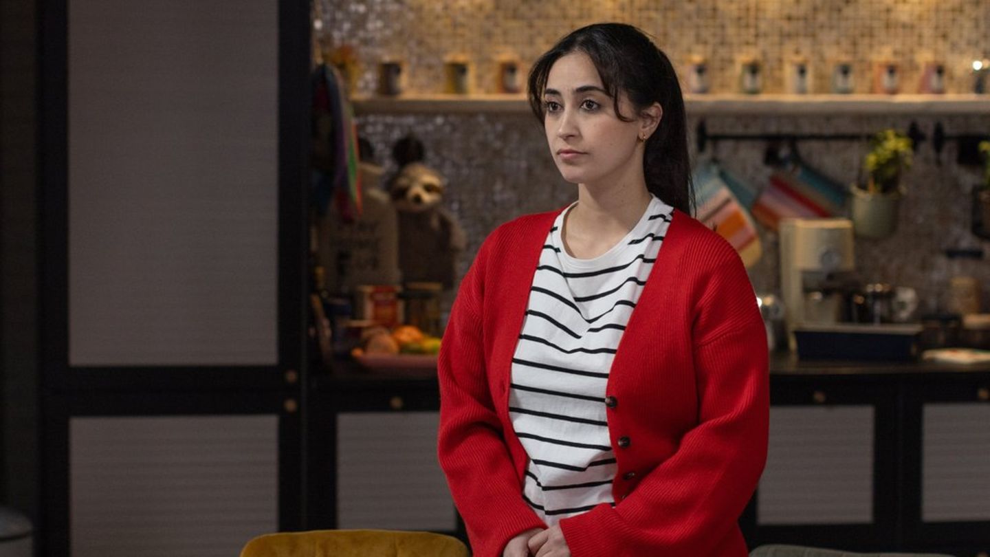 "Unter uns": Esma ahnt, dass Viviens Mutter Tobias' neuer Beziehung ablehnend gegenübersteht.