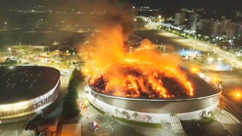 Dach von Olympia-Velodrom in Rio de Janeiro brennt licherloh