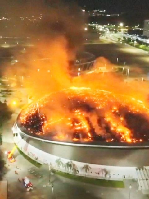 Dach von Olympia-Velodrom in Rio de Janeiro brennt licherloh