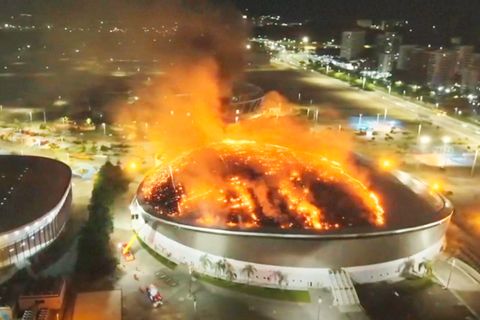 Dach von Olympia-Velodrom in Rio de Janeiro brennt licherloh