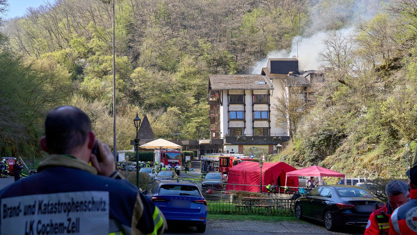Die Löscharbeiten an einem Hotel in Cochem konnten mittlerweile abgeschlossen werden. (Archivbild) Foto: Sascha Ditscher/dpa