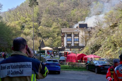 Die Löscharbeiten an einem Hotel in Cochem konnten mittlerweile abgeschlossen werden. (Archivbild) Foto: Sascha Ditscher/dpa