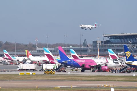 Weil das Kabinenpersonal der Lufthansa streikt, fallen am Freitag einige Flüge in Hamburg aus. (Archivbild) Foto: Marcus Brandt/