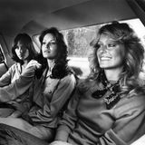 Drei Engel für Charlie: Kate Jackson, Jacyln Smith und Farrah Fawcett auf dem Rücksitz eines Autos