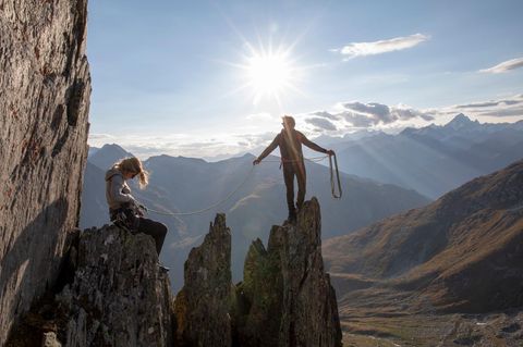 Zwei Menschen beim Bergsteigen