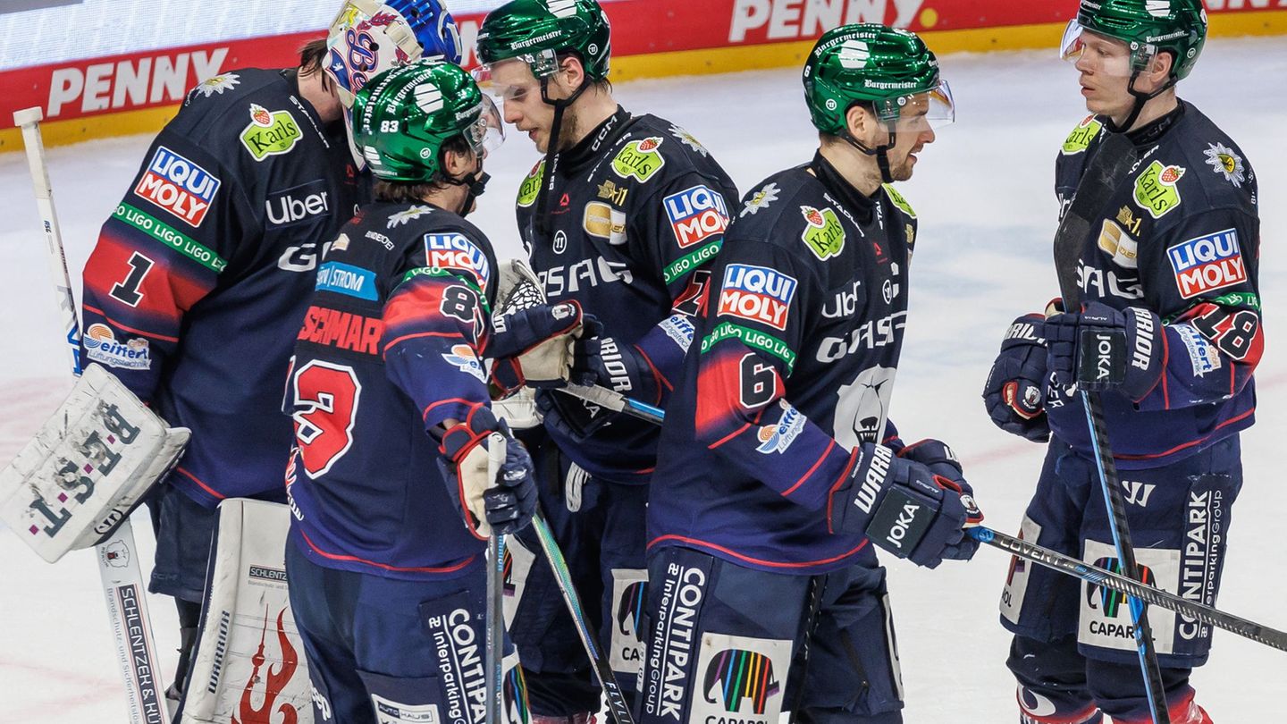 Die Eisbären Berlin feiern ihren 6:3-Sieg im ersten DEL-Halbfinalspiel gegen die Kölner Haie. Foto: Andreas Gora/dpa