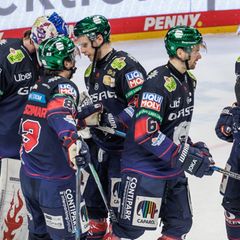Die Eisbären Berlin feiern ihren 6:3-Sieg im ersten DEL-Halbfinalspiel gegen die Kölner Haie. Foto: Andreas Gora/dpa