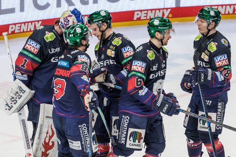 Die Eisbären Berlin feiern ihren 6:3-Sieg im ersten DEL-Halbfinalspiel gegen die Kölner Haie. Foto: Andreas Gora/dpa
