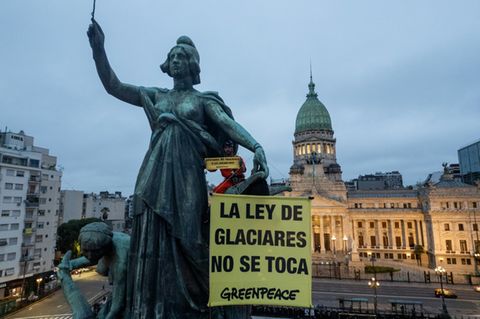Greenpeace-Banner: "Hände weg vom Gletscher-Gesetz"