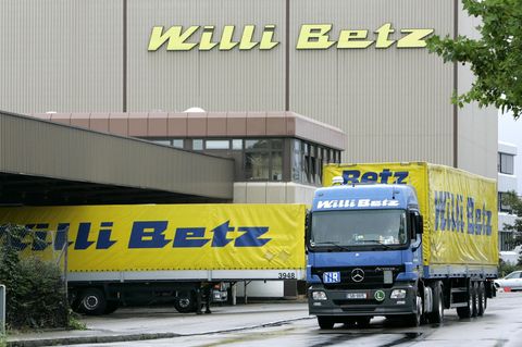 Die Spedition Betz International ist insolvent. Sie ist die operative Tochter der Unternehmensgruppe Willi Betz, deren gelb-blaue Lkw seit Jahrzehnten auf europäischen Straßen unterwegs sind. Die Spedition wurde von Willi Betz in Reutlingen gegründet, der 2015 verstarb, und beschäftigte einst bis zu 8000 Mitarbeitende. Zuletzt war sie stark geschrumpft. Von der Insolvenz sind 140 Mitarbeiter betroffen, die nun um ihren Arbeitsplatz bangen. Als Grund für die Insolvenz nennt das Unternehmen harte Konkurrenz und niedrige Margen. 