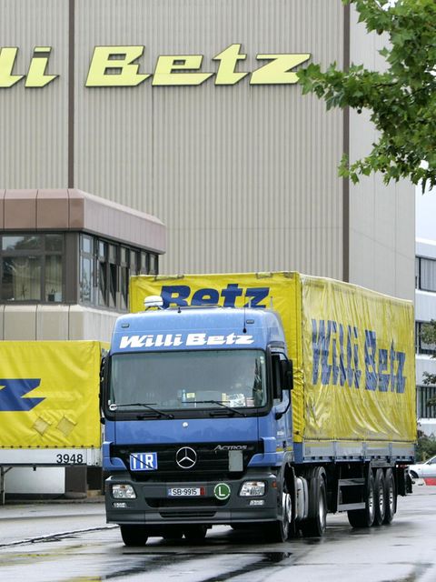 Die Spedition Betz International ist insolvent. Sie ist die operative Tochter der Unternehmensgruppe Willi Betz, deren gelb-blaue Lkw seit Jahrzehnten auf europäischen Straßen unterwegs sind. Die Spedition wurde von Willi Betz in Reutlingen gegründet, der 2015 verstarb, und beschäftigte einst bis zu 8000 Mitarbeitende. Zuletzt war sie stark geschrumpft. Von der Insolvenz sind 140 Mitarbeiter betroffen, die nun um ihren Arbeitsplatz bangen. Als Grund für die Insolvenz nennt das Unternehmen harte Konkurrenz und niedrige Margen. 