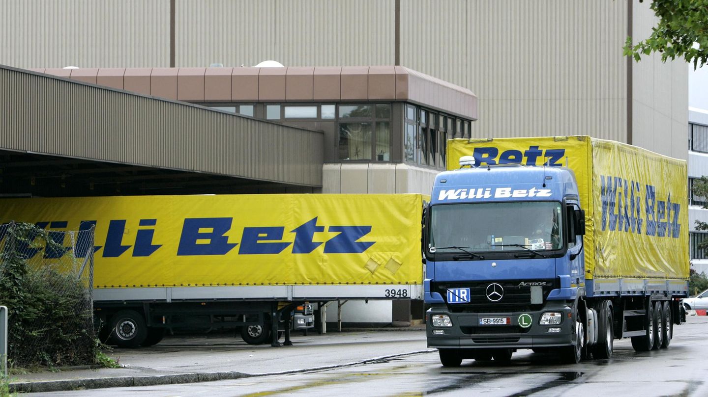 Die Spedition Betz International ist insolvent. Sie ist die operative Tochter der Unternehmensgruppe Willi Betz, deren gelb-blaue Lkw seit Jahrzehnten auf europäischen Straßen unterwegs sind. Die Spedition wurde von Willi Betz in Reutlingen gegründet, der 2015 verstarb, und beschäftigte einst bis zu 8000 Mitarbeitende. Zuletzt war sie stark geschrumpft. Von der Insolvenz sind 140 Mitarbeiter betroffen, die nun um ihren Arbeitsplatz bangen. Als Grund für die Insolvenz nennt das Unternehmen harte Konkurrenz und niedrige Margen. 