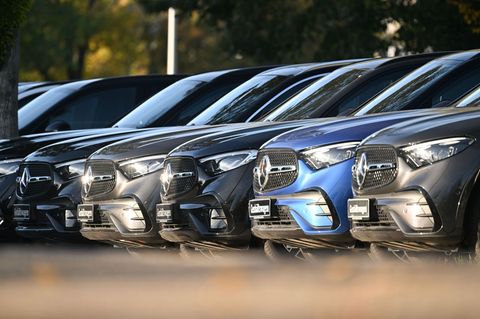 Mercedes-Benz verkauft weniger Fahrzeuge. (Archivbild) Foto: Bernd Weißbrod/dpa