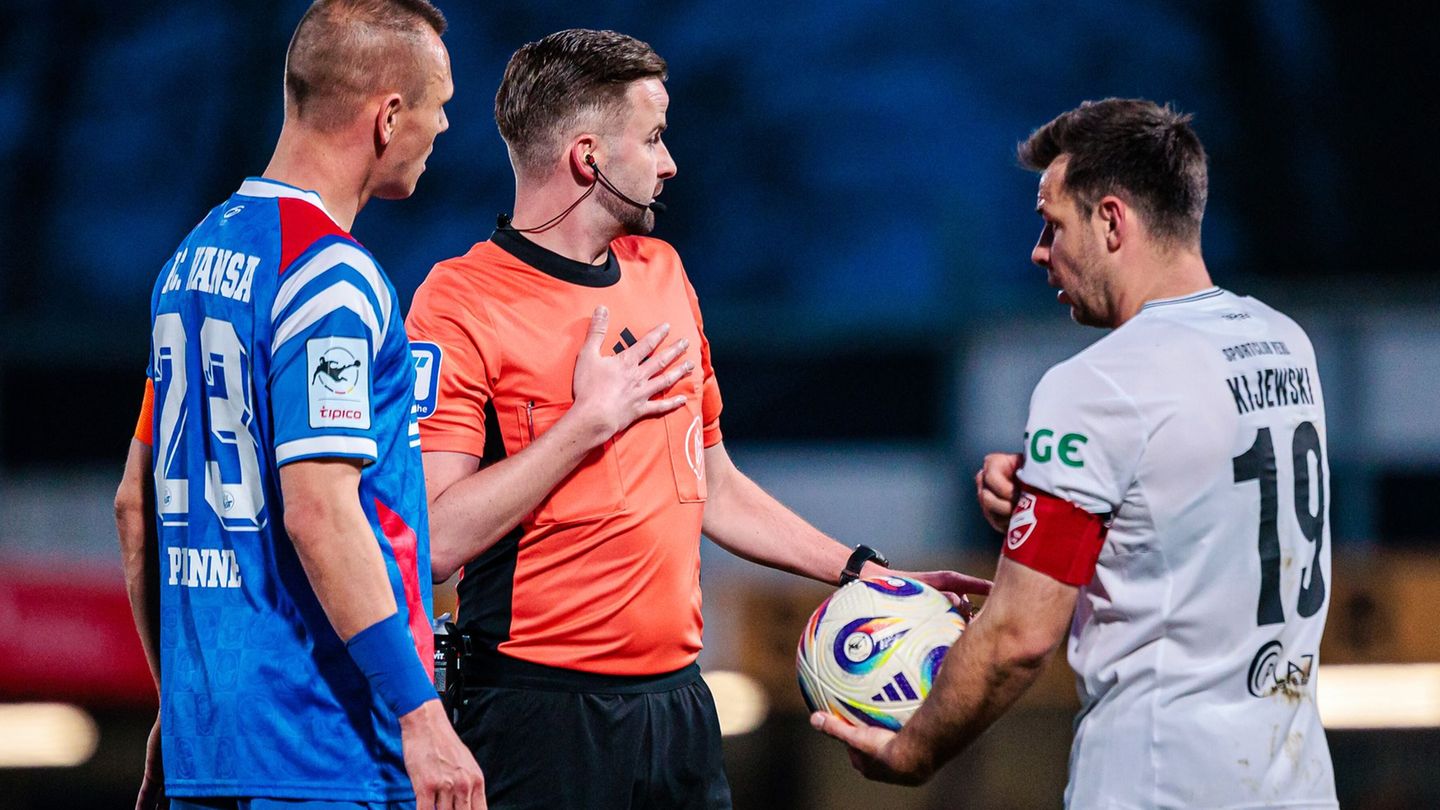Das Spiel zwischen dem SC Verl und Hansa Rostock stand kurz vor dem Abbruch. Foto: Jan Rollinger/Eibner-Pressefoto/dpa