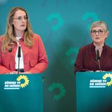 Grünen-Fraktionsvorsitzende Katharina Dröge und Britta Haßelmann im Bundestag